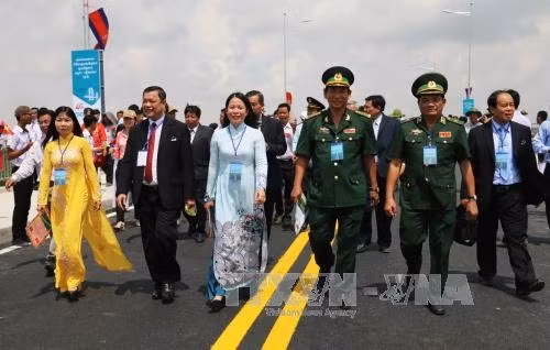 Bí thư Tỉnh ủy An Giang Võ Thị Ánh Xuân cùng các đại biểu tỉnh An Giang tham dự lễ khánh thành cầu Long Bình – Chrey Thom. Ảnh: Công Mạo-TTXVN