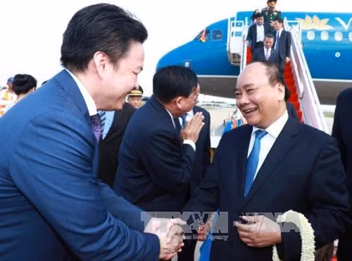 Chiều 24/4/2017, Thủ tướng Nguyễn Xuân Phúc và Phu nhân đến Thủ đô Phnom Penh bắt đầu thăm chính thức Vương quốc Campuchia từ ngày 24-25/4 theo lời mời của Thủ tướng Vương quốc Campuchia Samdech Techo Hun Sen và Phu nhân. Trong ảnh: Lễ đón Thủ tướng Nguyễn Xuân Phúc và Phu nhân tại sân bay quốc tế Phnom Penh, Vương quốc Campuchia. Ảnh: Thống Nhất – TTXVN