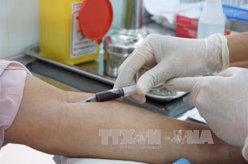 Bệnh nhân HIV kiểm tra máu tại khoa Tham vấn và hỗ trợ cộng đồng quận 11. Ảnh: Phương Vy-TTXVN.