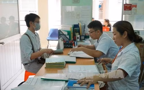 Gần 2.000 bệnh nhân HIV đang điều trị ARV tại khoa Tham vấn và hỗ trợ cộng đồng quận 11, trong đó có 74% đã có thẻ Bảo hiểm y tế. Ảnh: Phương Vy-TTXVN.
