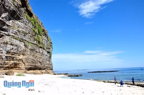 Hòn đảo này được thiên nhiên ưu đãi, hình thành nhiều thắng cảnh tự nhiên tuyệt đẹp và nhiều di tích lịch sử, văn hoá như: Chùa Hang, hang Câu, cổng Tò Vò, miệng núi lửa, Giếng Tiên, Thới Lới, rạn san hô, miếu bà Chúa Ngọc, đình làng An Hải, đình làng An Vĩnh, Âm Linh tự…