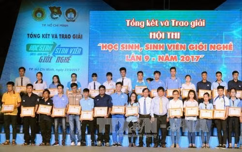 Ban Tổ chức trao Giấy khen của Sở Lao động-Thương binh và Xã hội Thành phố Hồ Chí Minh cho các cá nhân đạt giải nhì của hội thi. Ảnh: An Hiếu - TTXVN