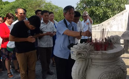 Đoàn tham quan dâng hương, hoa viếng tại Đài tưởng niệm Anh hùng đảo Cồn Cỏ.