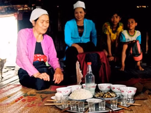 Mâm cơm cúng trong một nghi lễ của người Mường