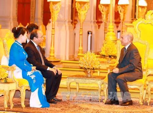 Thủ tướng Nguyễn Xuân Phúc và phu nhân cùng đoàn đại biểu cấp cao Việt Nam yết kiến Quốc vương Campuchia PreahBat Samdech Preah Boromneath Norodom Sihamoni nhân chuyến thăm chính thức Vương quốc Campuchia từ ngày 24 đến 25/4 theo lời mời của Thủ tướng Samdech Techo Hun Sen và phu nhân. Ảnh: Thống Nhất - TTXVN