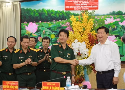 Đồng chí Đinh La Thăng tặng hoa chúc mừng bệnh viện Quân y 175 Thành phố Hồ Chí Minh nhân kỷ niệm ngày thành lập Quân đội Nhân dân Việt Nam 22/12. Ảnh: Phương Vy - TTXVN.