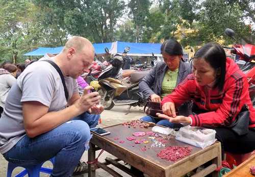 Du khách nước ngoài cũng đến chợ để xem, mua bán đá quý.