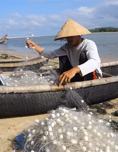Ngư dân xã Vinh Hiền, huyện Phú Lộc đầu tư mua ngư lưới, tiếp tục với nghề truyền thống. Ảnh: Hồ Cầu-TTXVN