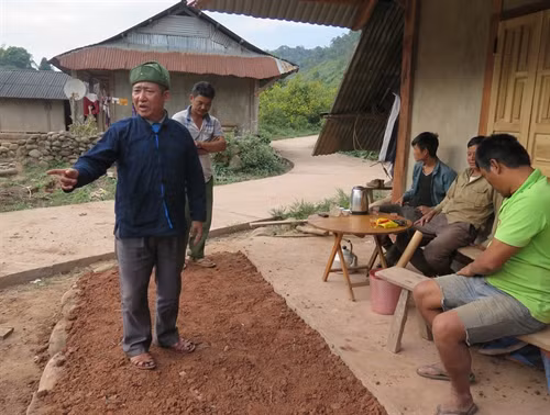 Ông Lỳ Xuyến Phù thăm hỏi việc sản xuất và động viên người dân trong bản.