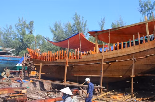 Ngư dân thị trấn Thuận An, huyện Phú Vang đầu tư đóng mới tàu cá vươn khơi xa.