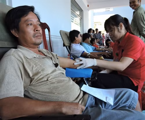 Phong trào hiến máu nhân đạo thu hút sự tham gia của đông đảo nhân dân Vĩnh Long. Ảnh: Lê Thúy Hằng-TTXVN