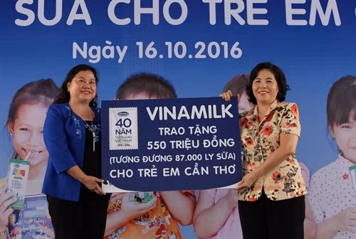 Bà Mai Kiều Liên - Tổng Giám đốc Công ty Vinamilk trao tặng 87.000 ly sữa tương đương 550 triệu đồng cho gần 1.000 trẻ em Cần Thơ.
