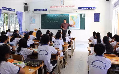 Giờ học môn địa lý của học sinh lớp 10A2 Trường THPT An Nghĩa, xã An Thới Đông, huyện Cần Giờ.