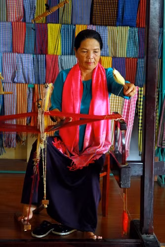 Bà Thuận Thị Trào, nghệ nhân làng dệt Mỹ Nghiệp đang dệt thổ cẩm Chăm