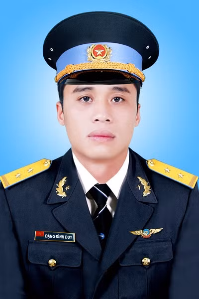 Đồng Chí Trung uý Đặng Đình Duy, học viên bay. Sinh ngày 12/6/1991, quê quán: Thanh Nguyên, Thanh Liêm, Hà Nam. Trú quán: Thanh Nguyên, Thanh Liêm, Hà Nam. Ảnh: TTXVN phát