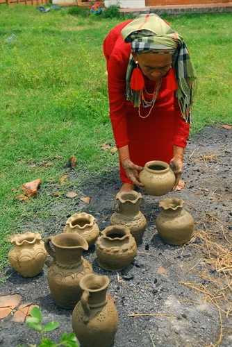 Sản phẩm gốm sau khi làm xong được đưa đi phơi cho có độ rắn.