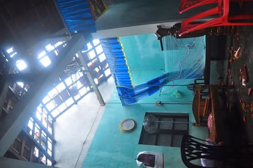 Một ngôi nhà bị tốc mái do lốc xoáy.