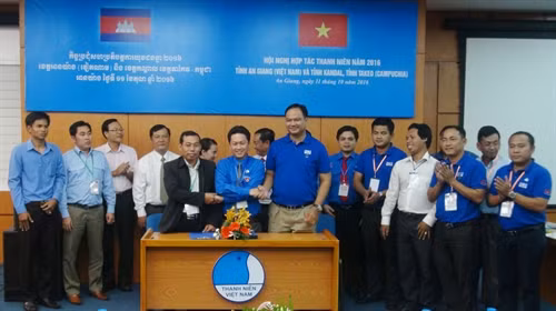 Đại diện Hội Liên hiệp Thanh niên Việt Nam tỉnh An Giang và đại diện Hội Liên hiệp Thanh niên hai tỉnh Takeo, Kandal (Campuchia) ký bản ghi nhớ hợp tác đối ngoại. Ảnh: Công Mạo-TTXVN