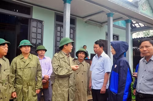 Chủ tịch UBND tỉnh Quảng Trị Nguyễn Đức Chính thăm hỏi các gia đình bị thiệt hại do lốc xoáy.