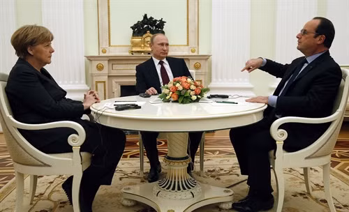 Trong ảnh (tư liệu): Tổng thống Pháp Francois Hollande (phải), Tổng thống Nga Vladimir Putin (giữa) và Thủ tướng Đức Angela Merkel trong cuộc gặp tại thủ đô Moskva, Nga ngày 6/2/2015. AFP/TTXVN