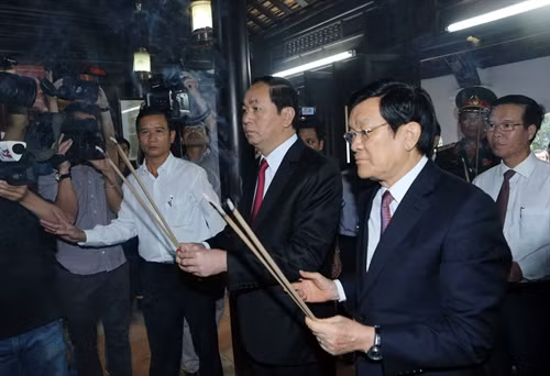 Chủ tịch nước Trần Đại Quang, nguyên Chủ tịch nước Trương Tấn Sang dâng hương tưởng niệm tại Nhà lưu niệm Quyền Chủ tịch nước Huỳnh Thúc Kháng ở xã Tiên Cảnh, huyện Tiên Phước, tỉnh Quảng Nam. Ảnh: Nhan Sáng-TTXVN