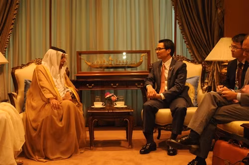 Phó Thủ tướng Vũ Đức Đam hội đàm với Phó Thủ tướng Qatar bên lề hội nghị. Ảnh: Quang Thuận - Pv TTXVN tại Thái Lan