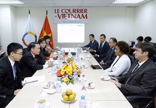 Đồng chí Nguyễn Đức Lợi, Ủy viên Trung ương Đảng, Tổng Giám đốc Thông tấn xã Việt Nam (thứ 2, bên trái) dự buổi làm việc của Tổng Thư ký Tổ chức Quốc tế Pháp ngữ bà Michaëlle Jean với Tòa soạn báo Le Courrier du Vietnam. Ảnh: An Đăng - TTXVN