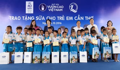 Quỹ sữa Vươn cao Việt Nam trao tặng sữa cho trẻ em Cần Thơ ảnh 1