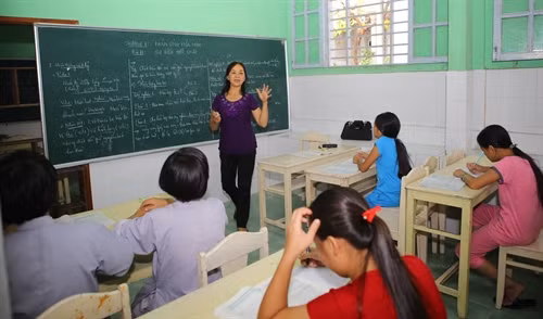 Cô giáo Lê Thị Kim Tiến giảng bài cho học sinh lớp 8 tại lớp học ở Trung tâm nuôi dạy trẻ mồ côi chùa Đức Sơn.
