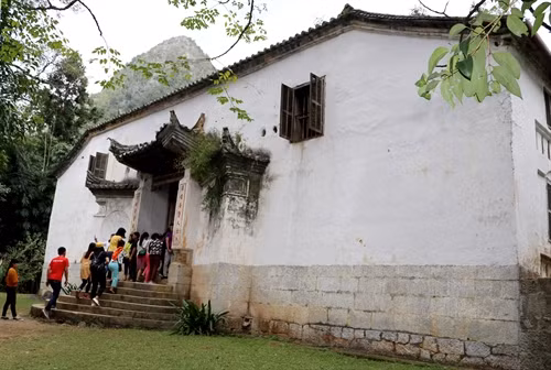 Di tích Nhà Vương - điểm đến được nhiều du khách lựa chọn.