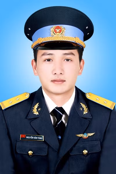 Đồng chí Trung uý Nguyễn Văn Tùng, học viên bay, sinh ngày 21/4/1991, quê quán: Đông Hương, thành phố Thanh Hoá, tỉnh Thanh Hoá, trú quán: Số 8, Trần Oanh, phường Trường Thi, thành phố Thanh Hoá, tỉnh Thanh Hoá. Ảnh: TTXVN phát