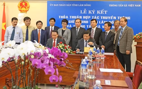 Tổng giám đốc TTXVN và Chủ tịch UBND tỉnh Lâm Đồng ký biên bản hợp tác trong lễ ký kết chiều 18/10. Ảnh: Nguyễn Dũng – TTXVN