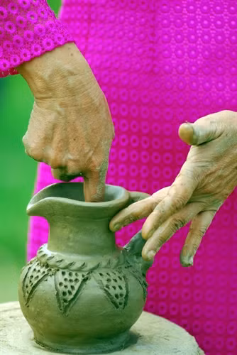 Hoàn thiện bình gốm.