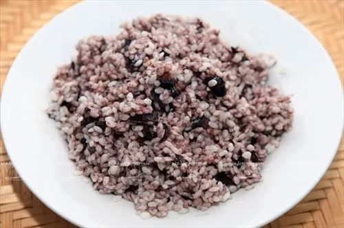 Sau đó để một thời gian cho vị trám ngấm vào gạo. (Ảnh: Trần Thanh Giang/Báo ảnh Việt Nam)