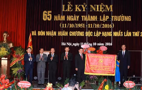Tạp thể Trường Đại học Sư phạm Hà Nội đón nhận bức trướng của Thành ủy Hà Nội tặng. Ảnh: Quý Trung- TTXVN