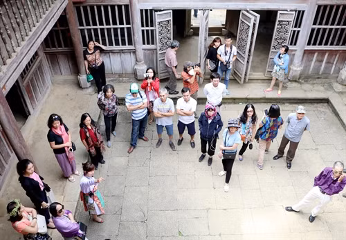 Du khách tham quan khu vực Tiền cung của Di tích Nhà Vương