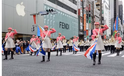 Đoàn nhạc cảnh sát thủ đô Tokyo, Nhật Bản diễu hành tại Đại nhạc hội Cảnh sát 2016 trên đường phố Ginza, Tokyo.