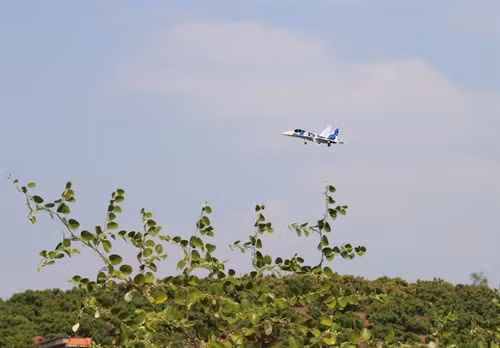 Chiếc máy bay Su-37 do em Ưng Sĩ Sơn chế tạo có thể bay với vận tốc từ 60 – 70 km/h và đạt độ cao khoảng hơn 100m. Ảnh: Tùng Lâm- TTXVN