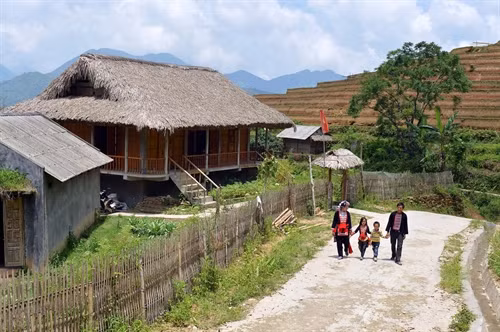 Điểm lưu trú du lịch cộng đồng của gia đình anh Triệu Mềnh Kinh, dân tộc Dao, ở thôn Nậm Hồng, xã Thông Nguyên, huyện Hoàng Su Phì là người đi đầu xây dựng loại hình du lịch cộng đồng, tiếp đón nhiều lượt du khách nước ngoài đến lưu trú.