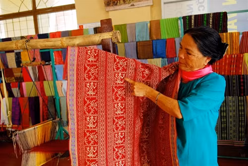 Giới thiệu hoa văn độc đáo mới và hoa văn cổ trên sản phẩm thổ cẩm Chăm