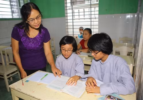 Cô giáo Lê Thị Kim Tiến hướng dẫn các em học bài