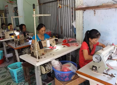 Thành lập từ năm 2004, xưởng may của gia đình anh Nguyễn Khánh Hưng ở ấp An Bình mang lại nguồn thu nhập 180 triệu đồng/năm, giải quyết việc làm thường xuyên cho hàng chục lao động địa phương