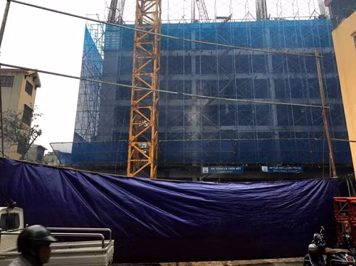Hiện trường vụ sập vụ sập giàn giáo tại công trường thi công chung cư Eco Green Tower. Ảnh: Doãn Tấn – TTXVN