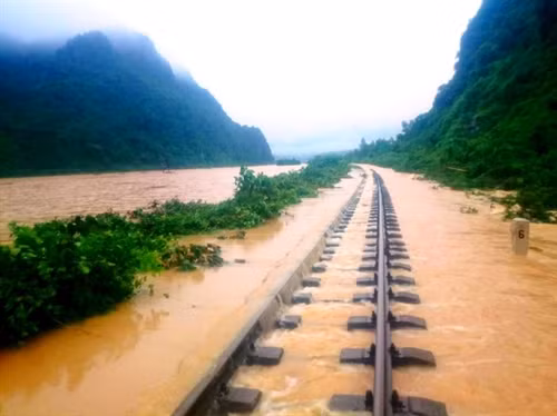 Mưa lớn đã gây sạt lở mái ta luy dương của tuyến đường sắt Bắc-Nam đoạn Khu gian Ngọc Lâm- Lạc Sơn ( huyện Tuyên Hoá, tỉnh Quảng Bình). Cùng việc gấp rút khắc phục hậu quả, để đảm bảo an toàn cho người và phương tiện từ 22 giờ ngày 13/10 đến sáng 15/10, đơn vị chức năng đã phong tỏa đoạn đường sắt tại các điểm bị sạt lở, cấm tàu qua lại. Ảnh: Xuân Trường- TTXVN