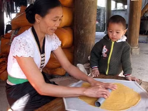 Chị Lò Thị Thao đang thực hiện một trong những công đoạn chế biến Khẩu Xén sắn. (Ảnh: Chu Quốc Hùng/TTXVN)
