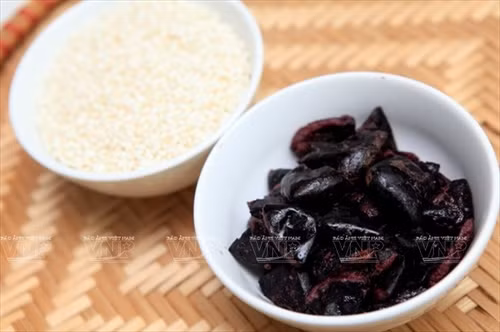 Nguyên liệu của món xôi trám gồm có gạo nếp và quả trám đen chín đem om. (Ảnh: Trần Thanh Giang/Báo ảnh Việt Nam)