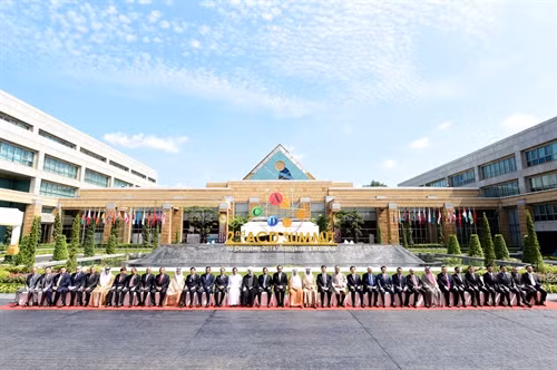 Nguyên thủ và lãnh đạo các nước tham dự hội nghị chụp ảnh chung. Ảnh: Sơn Nam - Pv TTXVN tại Thái Lan