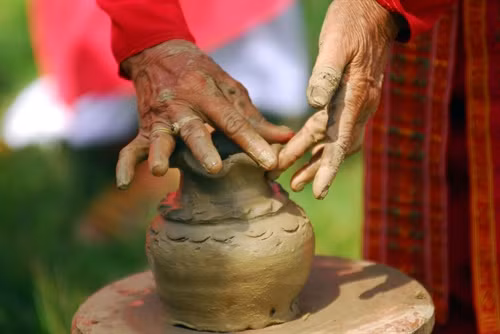Hoàn thiện bình gốm.