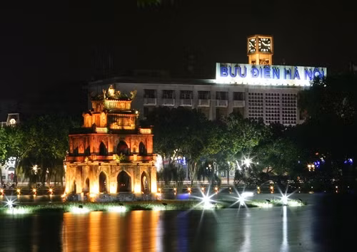 Lung linh đêm Tháp Rùa (Hồ Hoàn Kiếm- Hà Nội). Ảnh: Doãn Tần- TTXVN