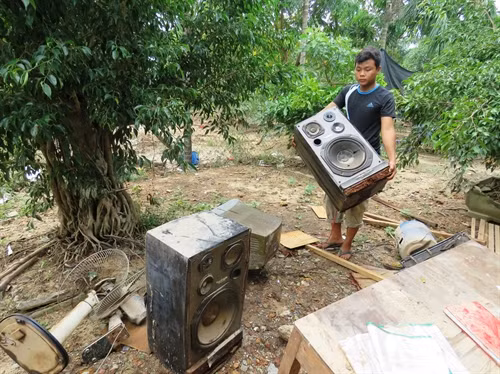 Nhiều vật dụng tại trang trại của chị Đặng Thị Ánh, xã Thuận Đức, thành phố Đồng Hới bị lũ tàn phá.